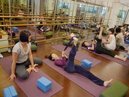 雙人瑜伽－躺姿腿部伸展