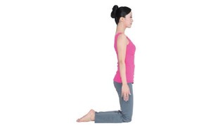 新月式柔軟脊柱，挺拔上身線條