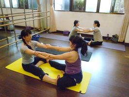 雙人瑜伽：坐姿前彎