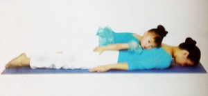 親子瑜伽-全蝗蟲式