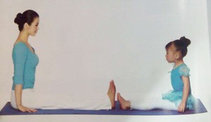 親子瑜伽-雙腿背部伸展式