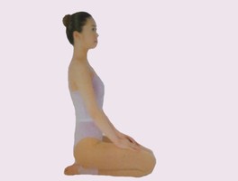 《美人瑜伽》牛面變化式，刺激膝關節