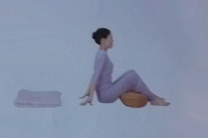 更年期瑜伽—瑜伽枕輔助放鬆束角式