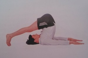 印度瑜伽倒立體式—膝碰耳犁式