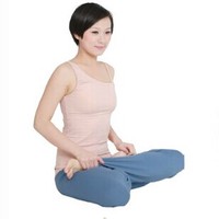 盤腿前彎式，塑造骨感美背