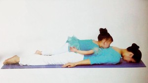 親子瑜伽-蝗蟲式