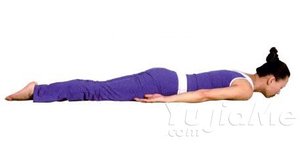 細臂美胸——狗伸展式