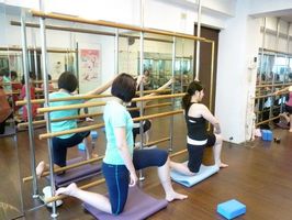 把竿瑜伽-跪姿扭轉式