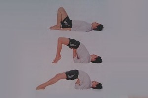 印度瑜伽後彎體式—單腿橋式肩倒立