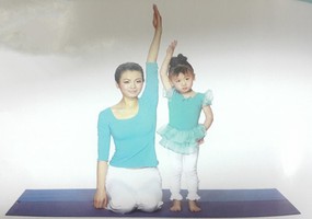 親子瑜伽-風吹樹式變形