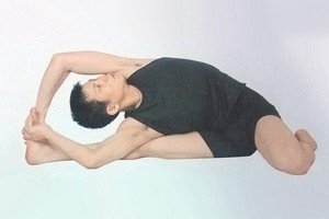 瑜伽體式-頭碰膝扭轉前屈伸展坐式