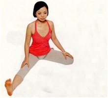 紓解腰痛的扭轉式拉筋動作