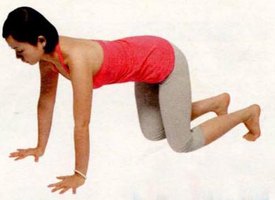 紓解女性生理痛的貓式瑜伽伸展