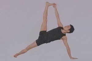 瑜伽體式-手抓腳側板式