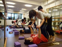 雙人瑜伽 超人式起飛