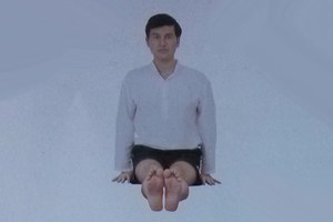 印度瑜伽男士性能量提升瑜伽—坐立前屈扭轉