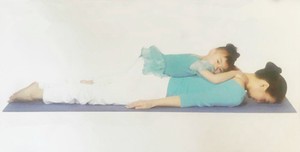 親子瑜伽-眼鏡蛇扭動式