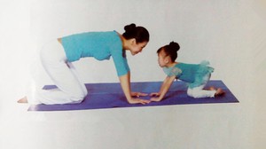 親子瑜伽-貓伸展式