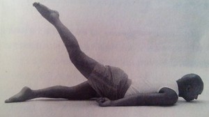 瑜伽百科-半蝗蟲式