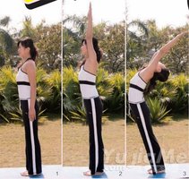 在戶外做的恢復精力的午後瑜伽三式