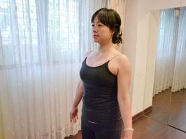 視線與肩頸，辦公時的小動作